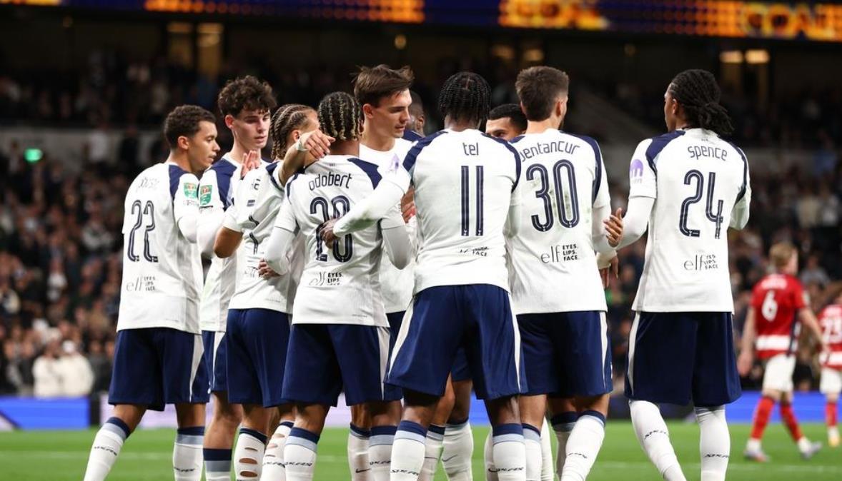 内凌空抽射, 西蒙斯组成